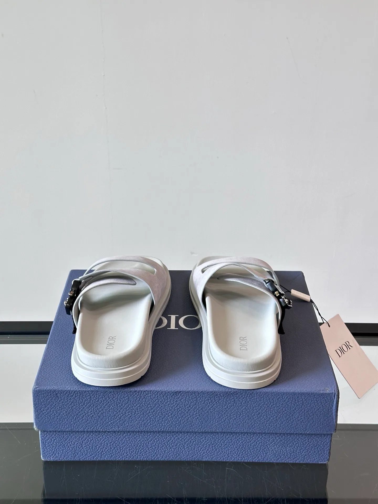 Factory price: 300💰Dior Aqua men's sandals and slippers. Showcasing Dior haute couture design. The Dior gray suede strap is accented with an aluminum Dior buckle for added style. Paired with a comfortable tonal notch sole, they pair easily with shorts or jeans for a sophisticated look. Main body: suede cow leather, technical fabric lining: cow leather, with adjustable straps, aluminum Dior buckle, Dior gray EVA insole, tonal notch rubber outsole splicing structure👌👌 size: 38-44 (45.46 customized)
